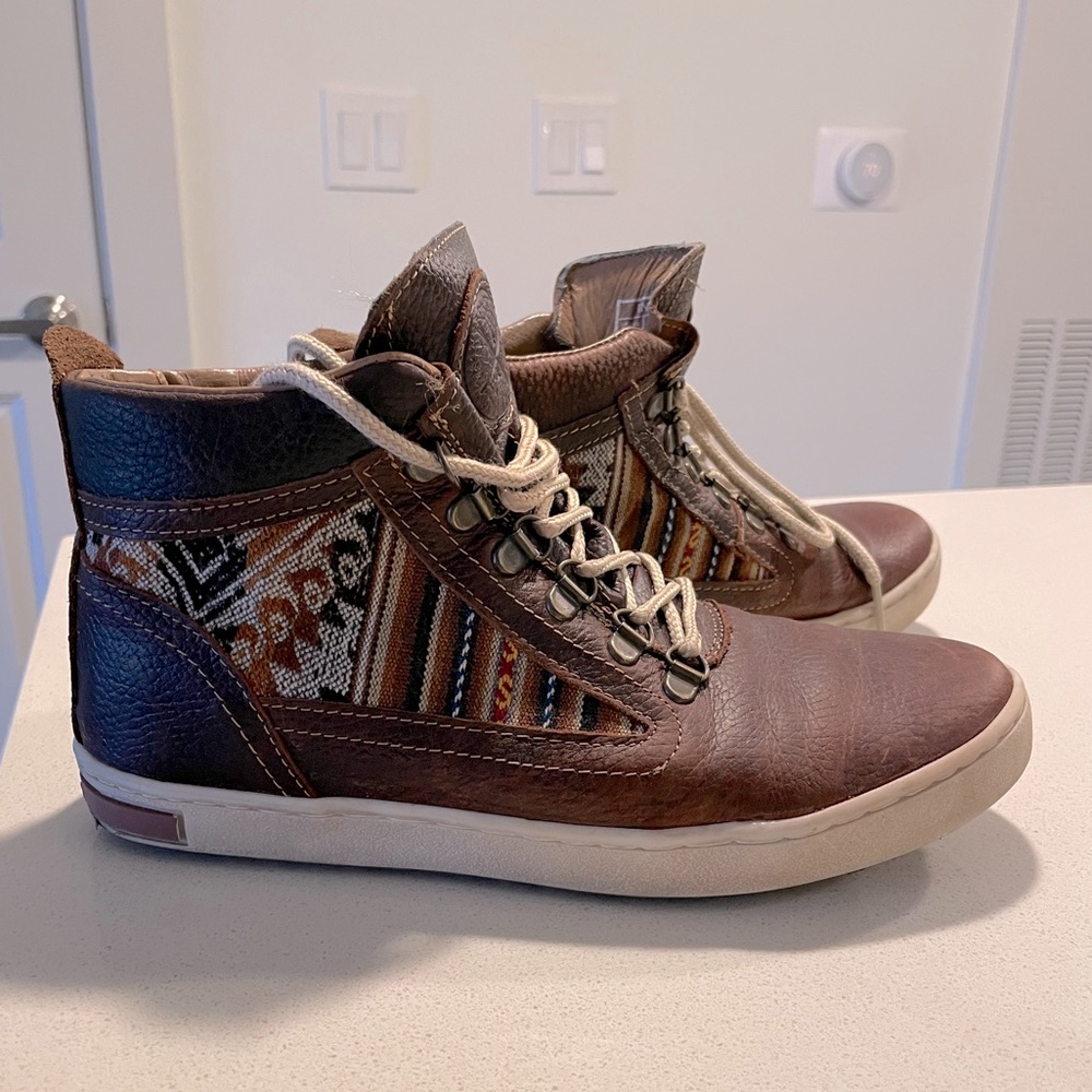 Innkas high top sneaker boot size 9